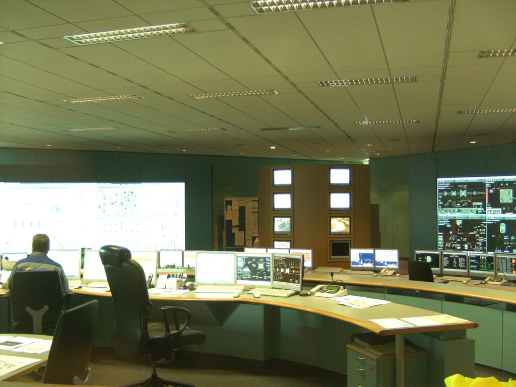 Operator desks and wall displays in the Altbach power plant control room.